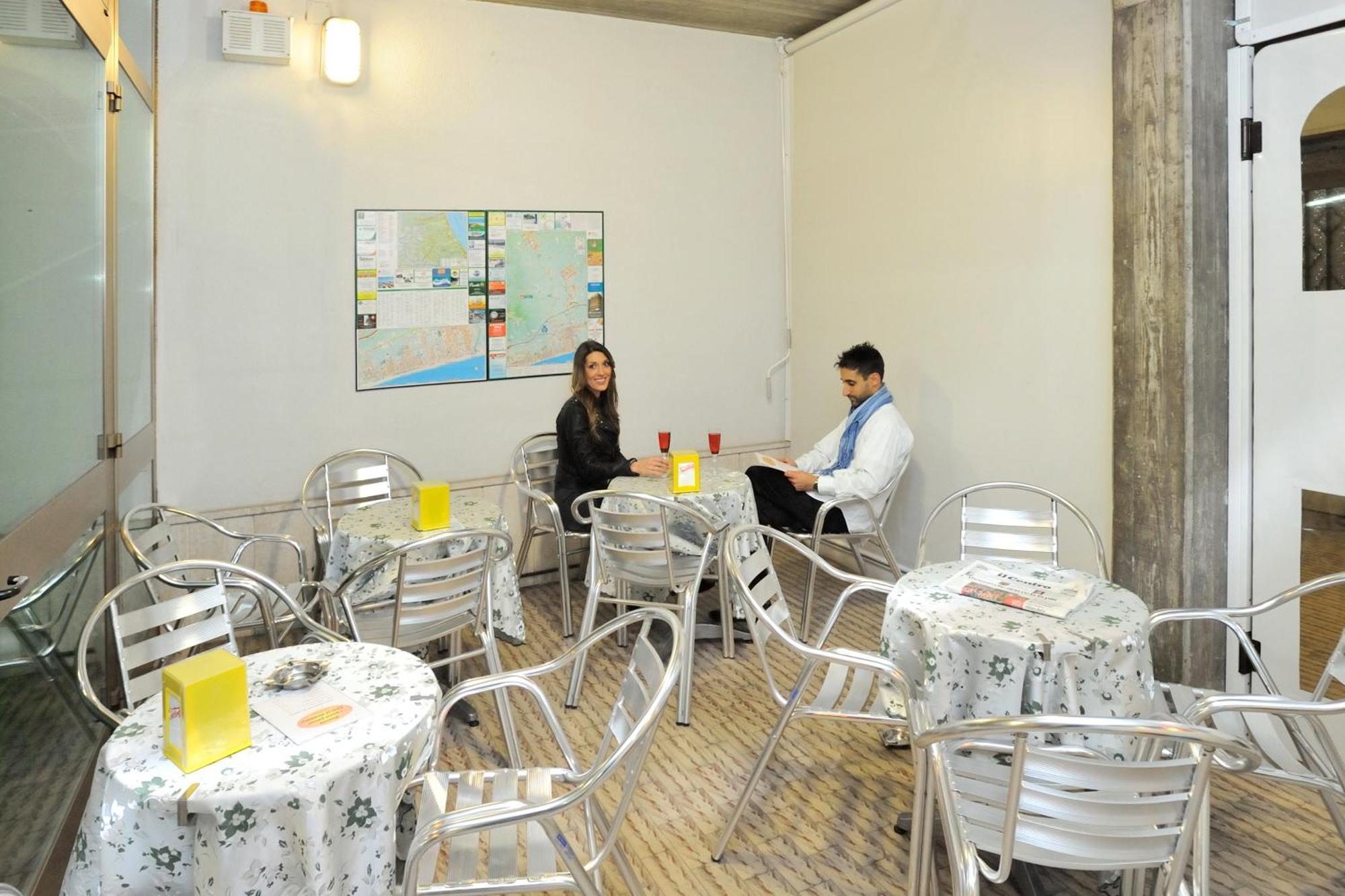 利迪娅酒店 阿尔巴·阿德里亚蒂卡 外观 照片